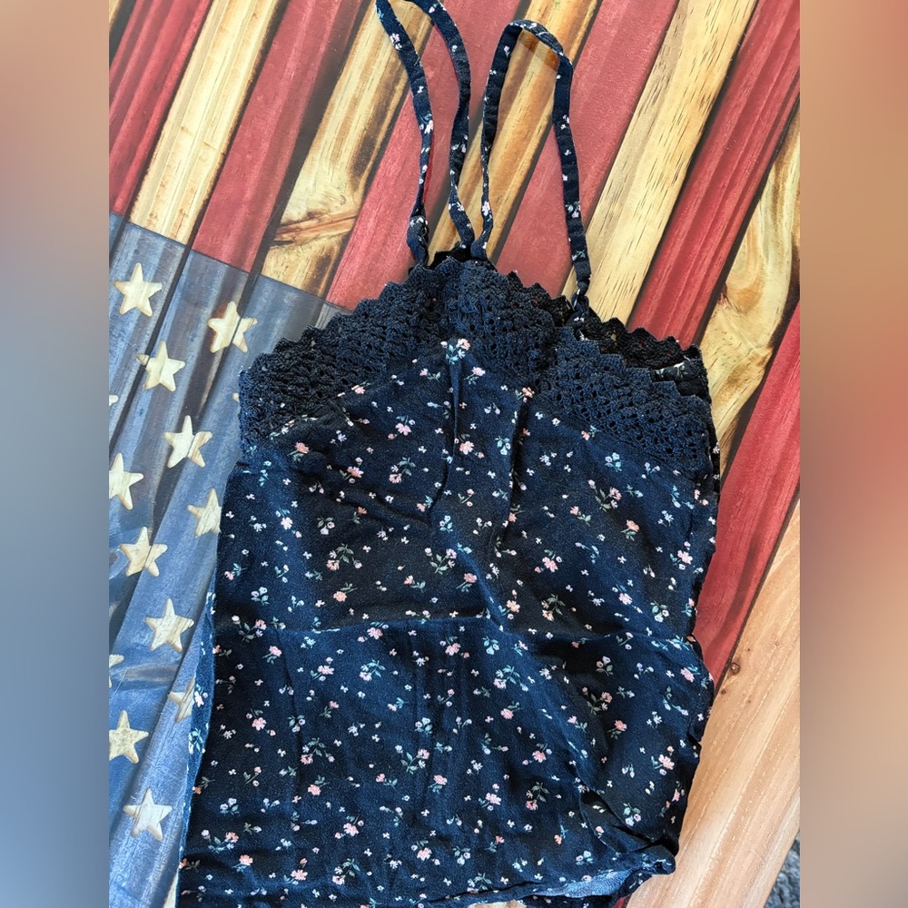 American Eagle Black Floral Crop Top - Picture 2 of 5